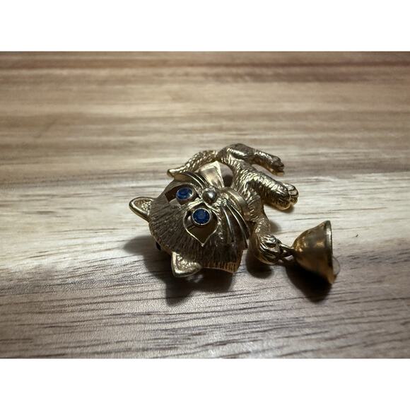 AVON VTG GOLD METAL CAT PIN WITH BELL & BLUE EYES JEWELRY ACCESSORIES - Picture 3 of 8